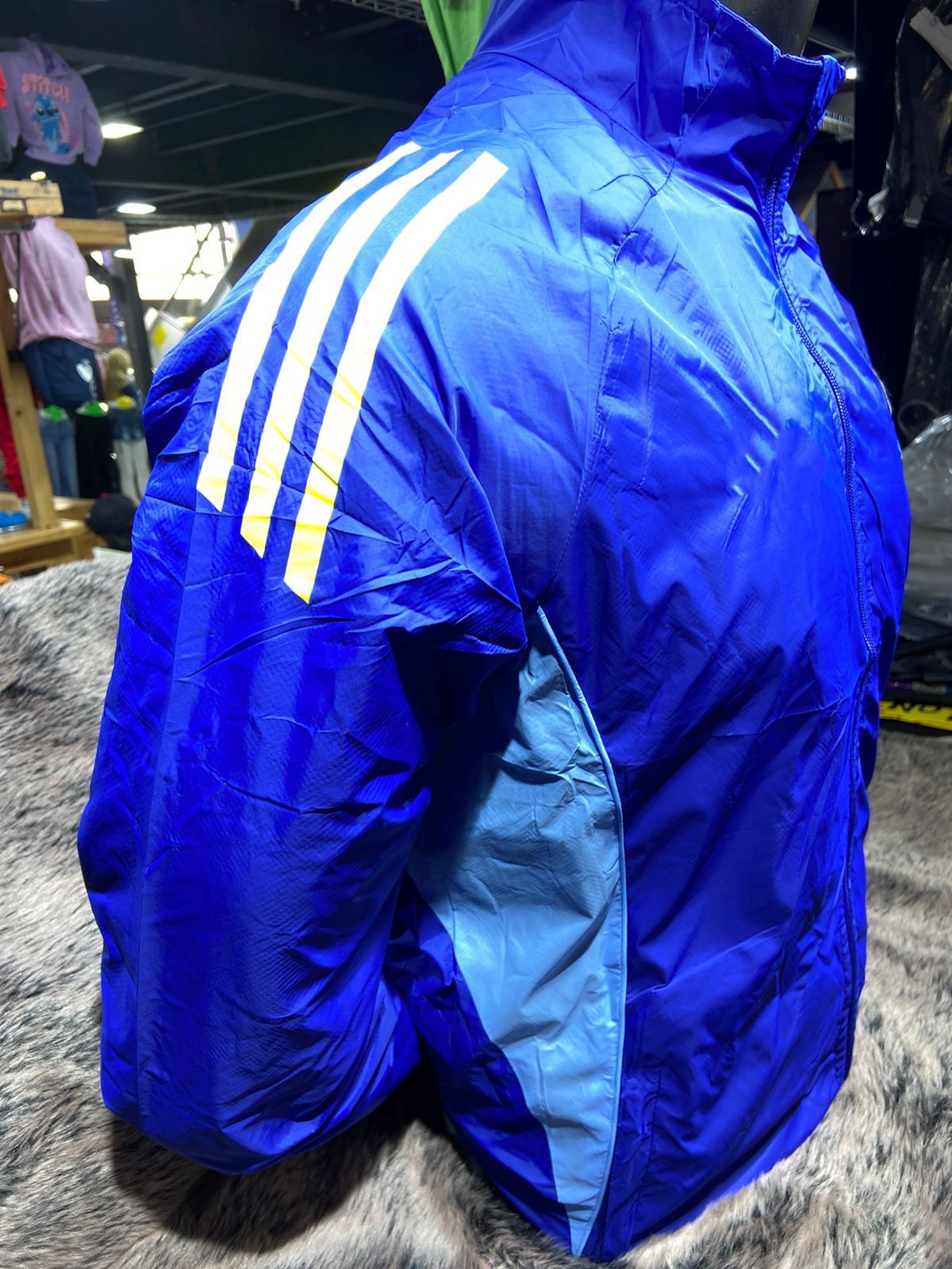 Chaqueta rompevientos millonarios azul