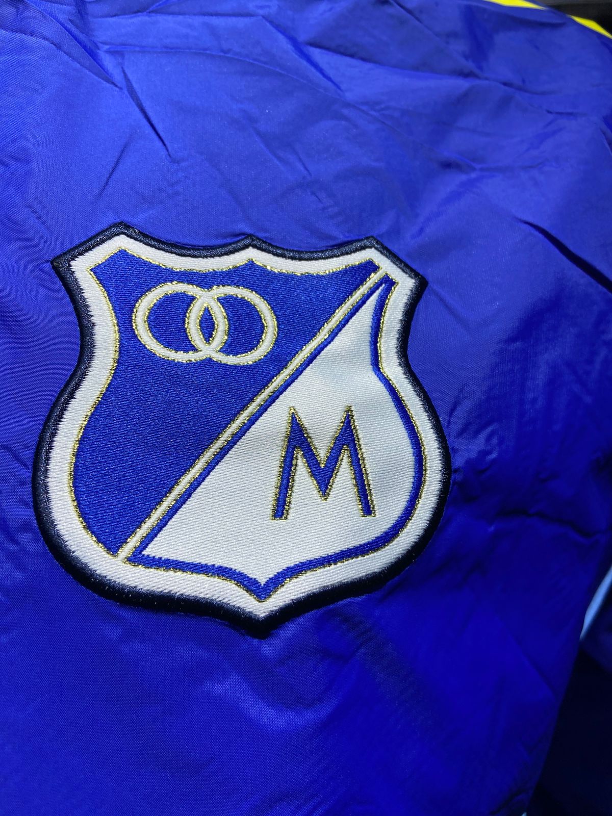 Chaqueta rompevientos millonarios azul
