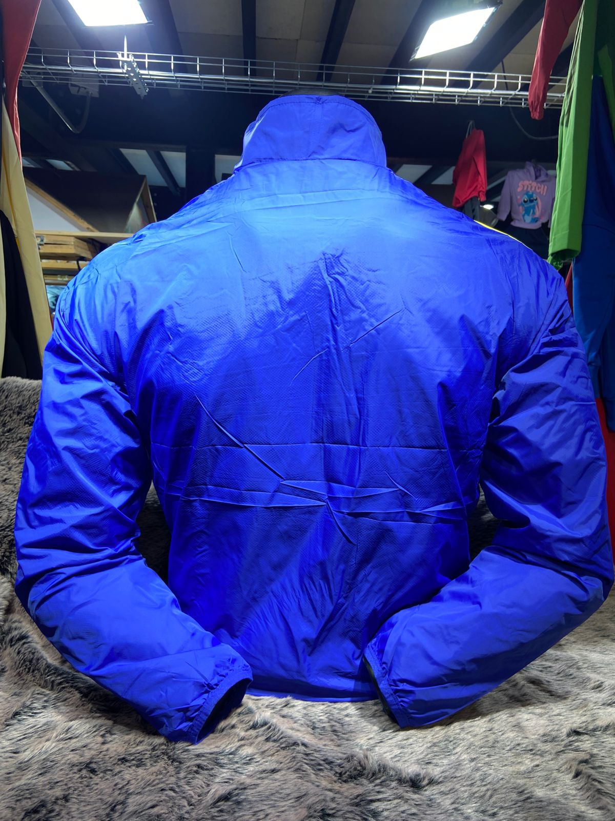 Chaqueta rompevientos millonarios azul